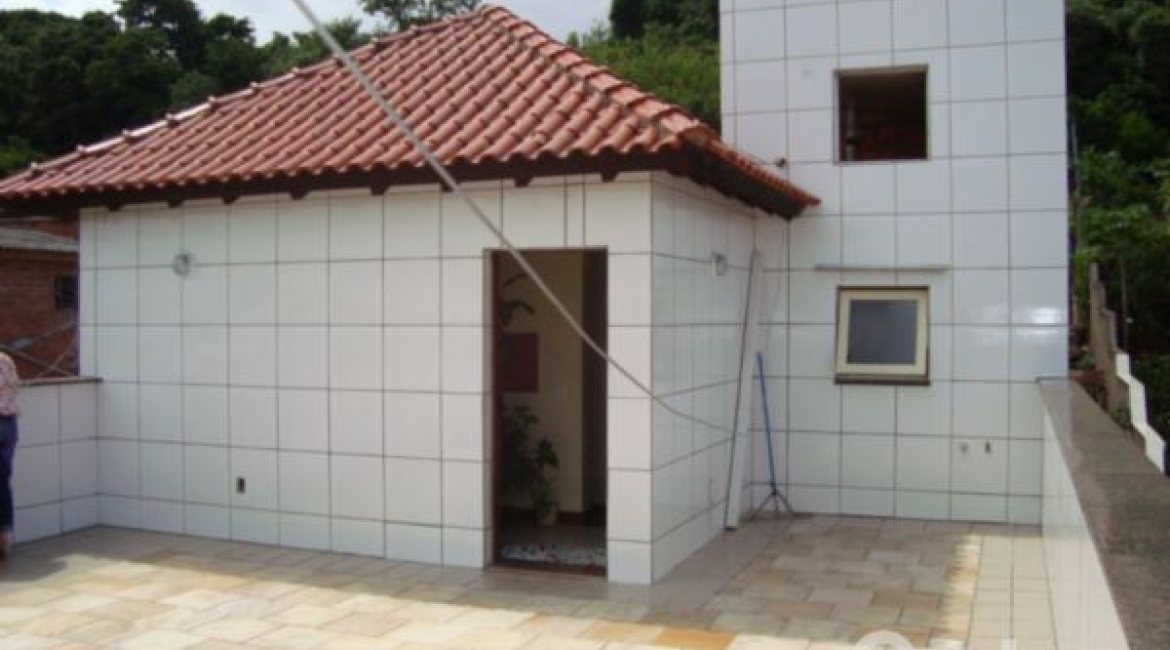 Casa à venda com 280m², 3 dormitórios, 1 suíte, 2 vagas, no bairro Tristeza em Porto Alegre