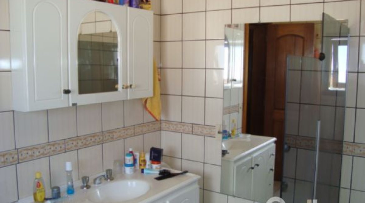 Casa à venda com 280m², 3 dormitórios, 1 suíte, 2 vagas, no bairro Tristeza em Porto Alegre