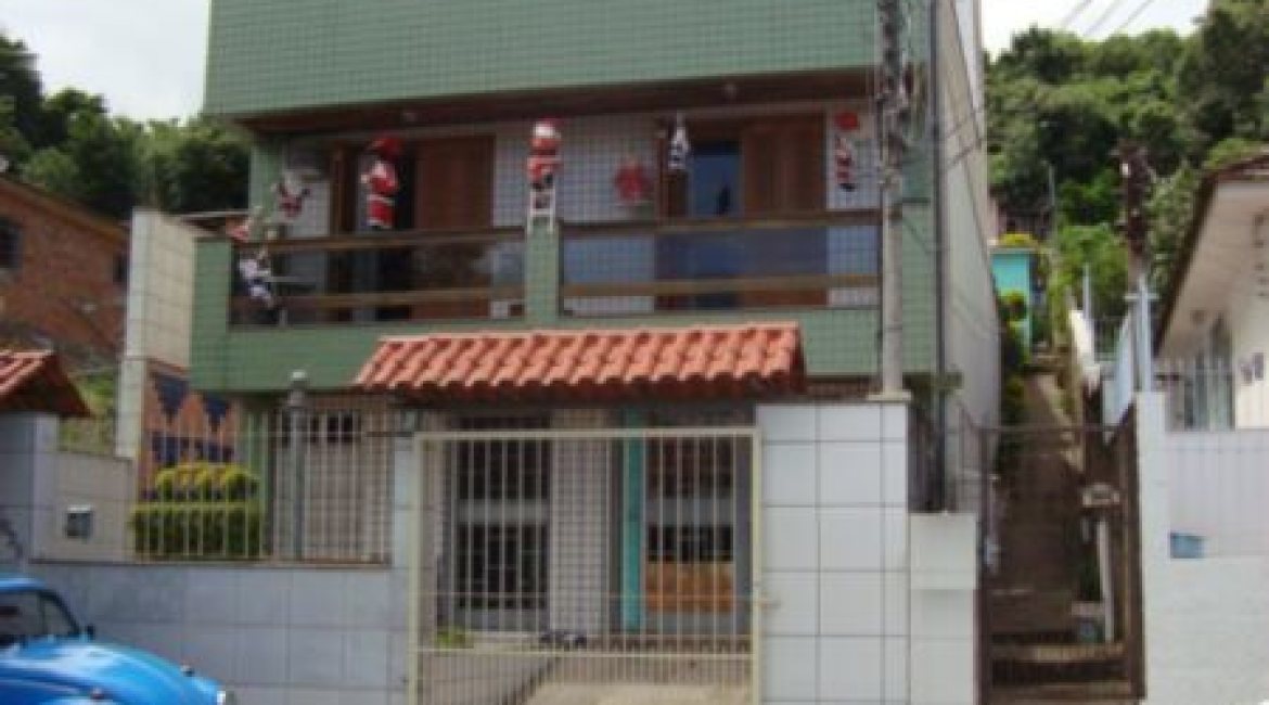 Casa à venda com 280m², 3 dormitórios, 1 suíte, 2 vagas, no bairro Tristeza em Porto Alegre