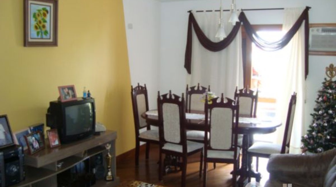 Casa à venda com 280m², 3 dormitórios, 1 suíte, 2 vagas, no bairro Tristeza em Porto Alegre