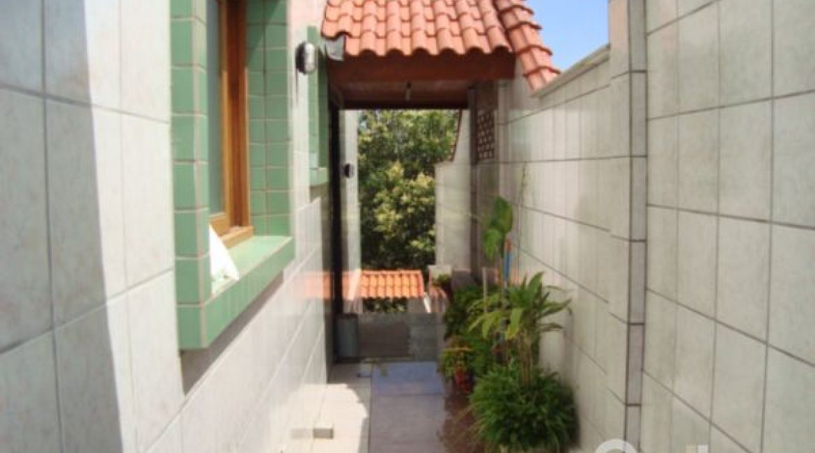 Casa à venda com 280m², 3 dormitórios, 1 suíte, 2 vagas, no bairro Tristeza em Porto Alegre