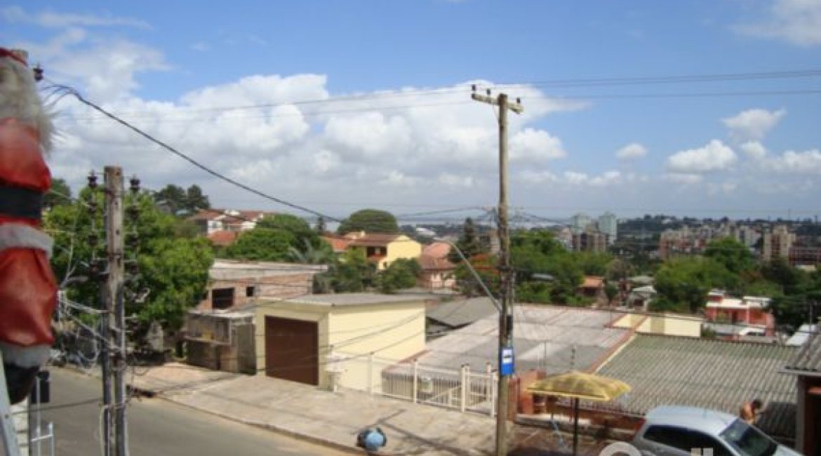 Casa à venda com 280m², 3 dormitórios, 1 suíte, 2 vagas, no bairro Tristeza em Porto Alegre