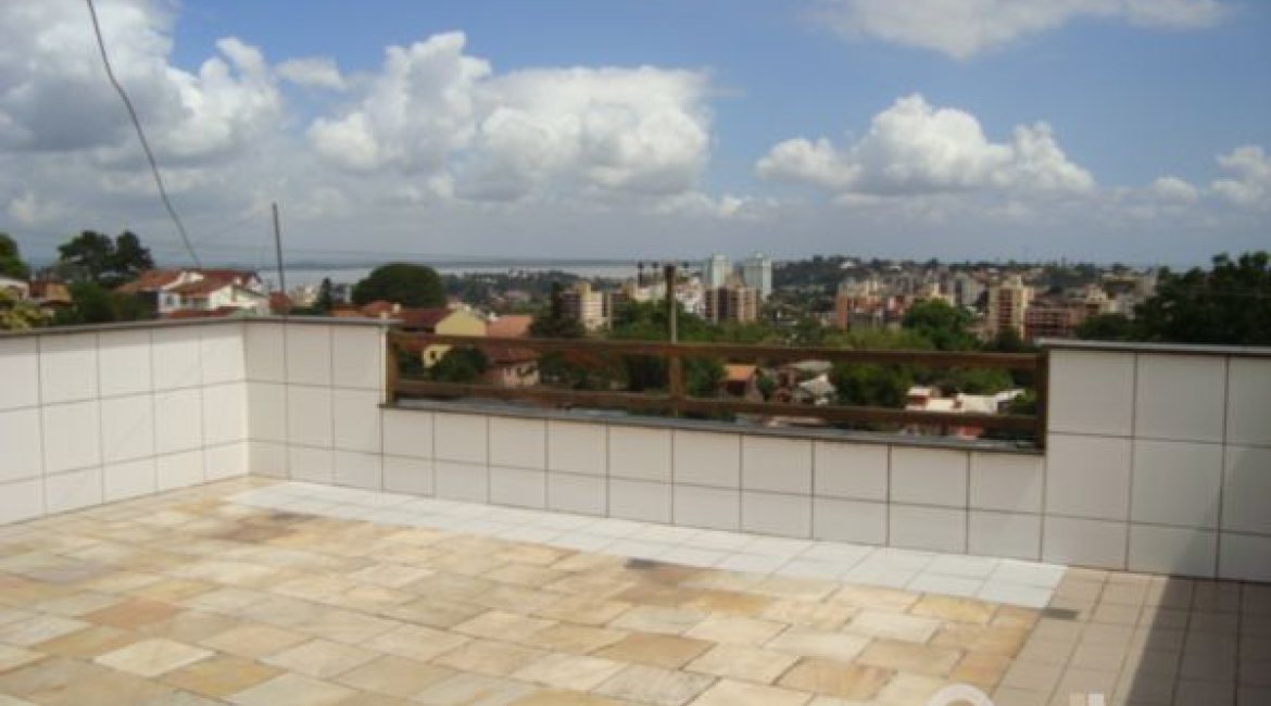 Casa à venda com 280m², 3 dormitórios, 1 suíte, 2 vagas, no bairro Tristeza em Porto Alegre