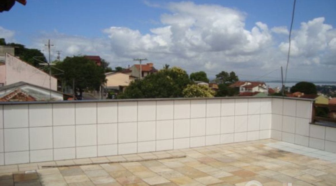 Casa à venda com 280m², 3 dormitórios, 1 suíte, 2 vagas, no bairro Tristeza em Porto Alegre