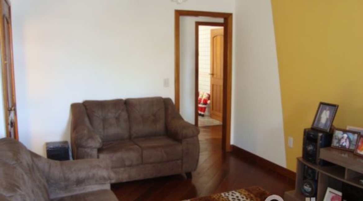 Casa à venda com 280m², 3 dormitórios, 1 suíte, 2 vagas, no bairro Tristeza em Porto Alegre