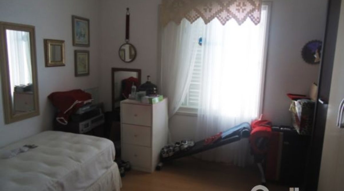 Casa à venda com 181m², 3 dormitórios, 1 suíte, 4 vagas, no bairro Ipanema em Porto Alegre