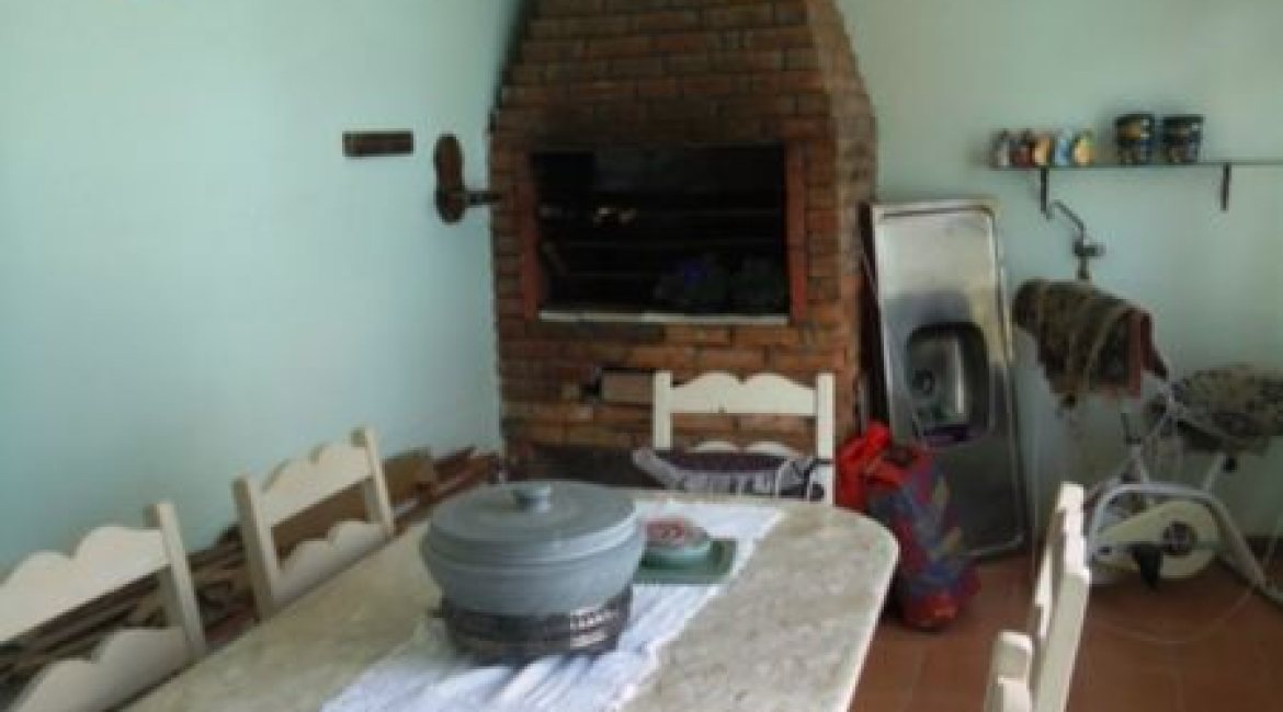 Casa à venda com 181m², 3 dormitórios, 1 suíte, 4 vagas, no bairro Ipanema em Porto Alegre