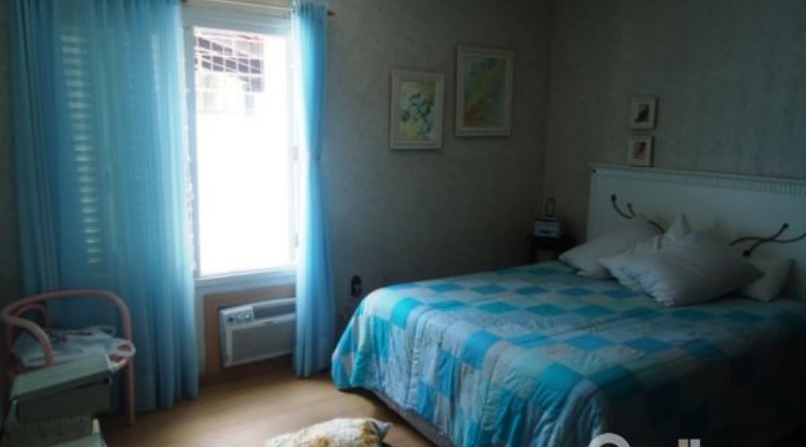 Casa à venda com 181m², 3 dormitórios, 1 suíte, 4 vagas, no bairro Ipanema em Porto Alegre