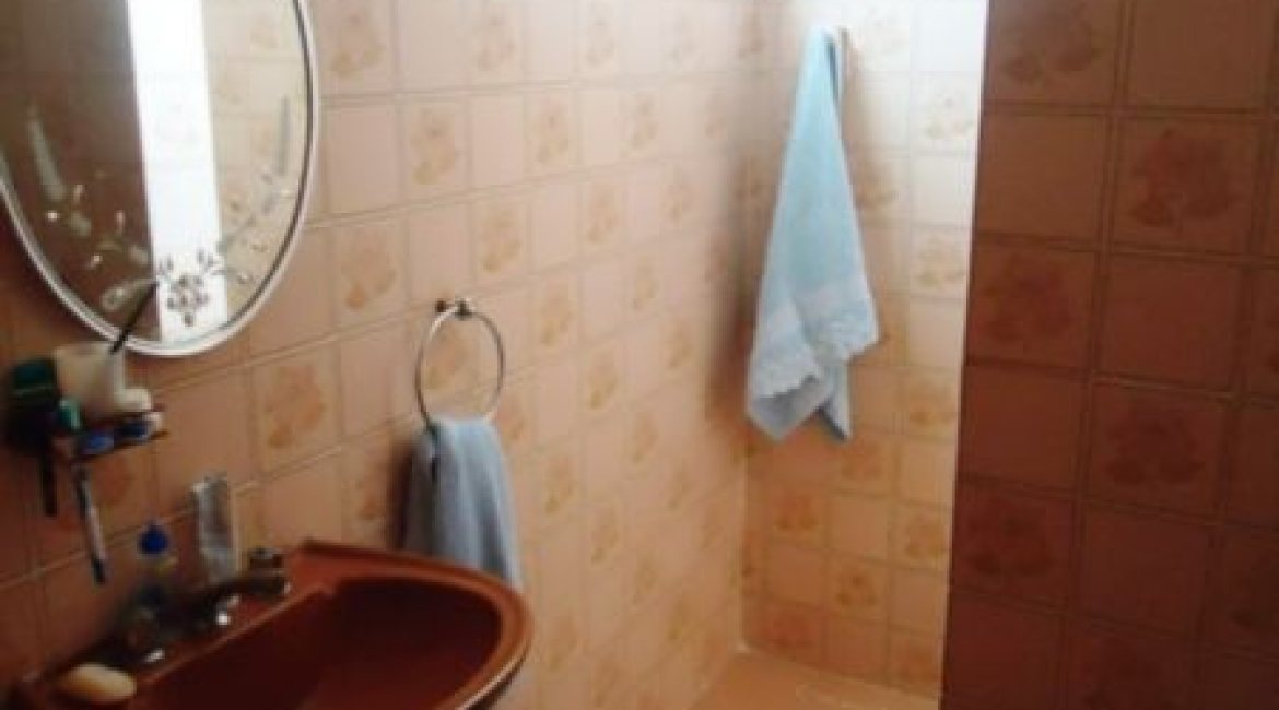 Casa à venda com 181m², 3 dormitórios, 1 suíte, 4 vagas, no bairro Ipanema em Porto Alegre