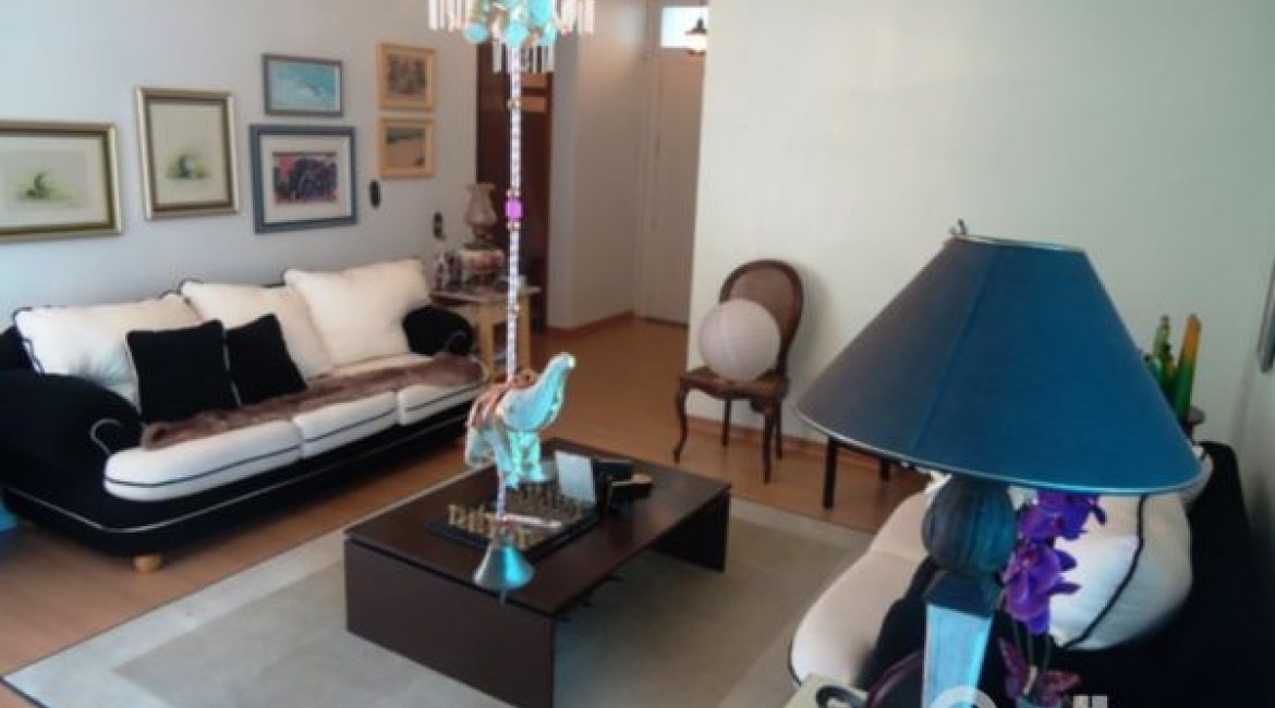 Casa à venda com 181m², 3 dormitórios, 1 suíte, 4 vagas, no bairro Ipanema em Porto Alegre