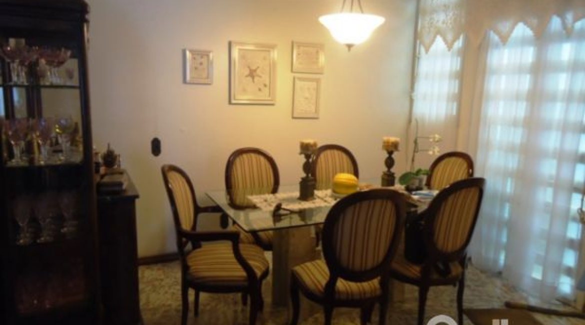 Casa à venda com 181m², 3 dormitórios, 1 suíte, 4 vagas, no bairro Ipanema em Porto Alegre