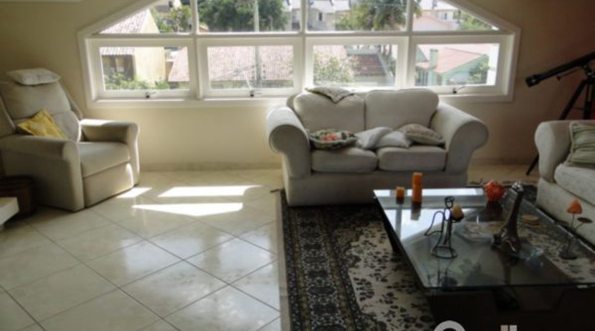 Casa à venda com 219m², 3 dormitórios, 1 suíte, 3 vagas, no bairro Jardim Isabel em Porto Alegre