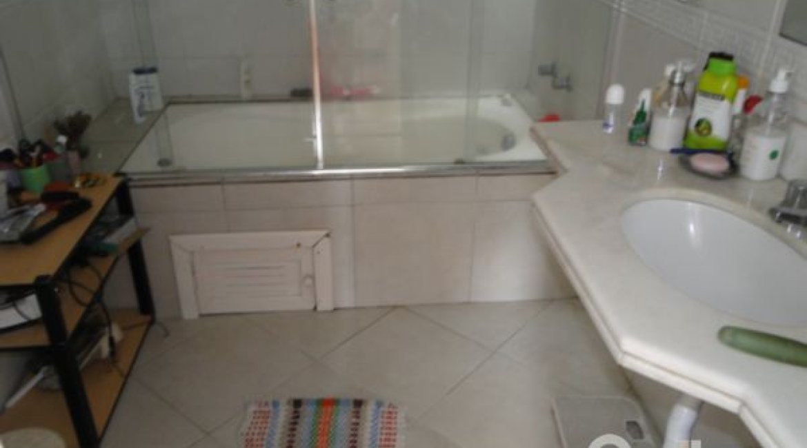 Casa à venda com 219m², 3 dormitórios, 1 suíte, 3 vagas, no bairro Jardim Isabel em Porto Alegre