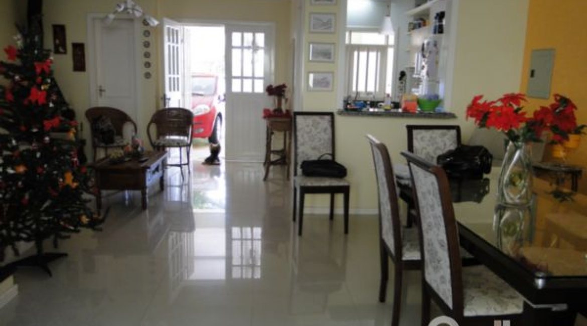 Casa à venda com 219m², 3 dormitórios, 1 suíte, 3 vagas, no bairro Jardim Isabel em Porto Alegre