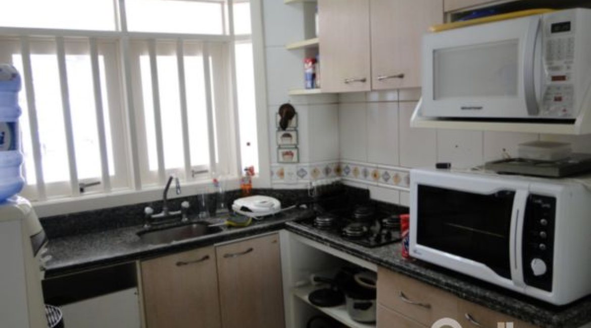 Casa à venda com 219m², 3 dormitórios, 1 suíte, 3 vagas, no bairro Jardim Isabel em Porto Alegre