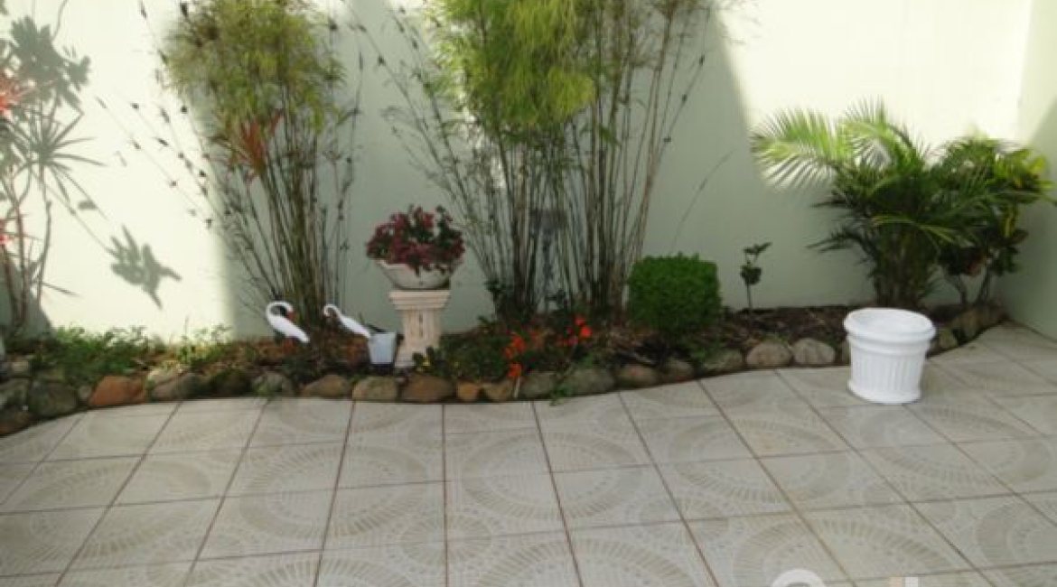 Casa à venda com 219m², 3 dormitórios, 1 suíte, 3 vagas, no bairro Jardim Isabel em Porto Alegre