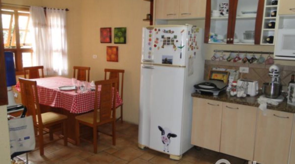 Casa à venda com 386m², 3 dormitórios, 1 suíte, 3 vagas, no bairro Tristeza em Porto Alegre