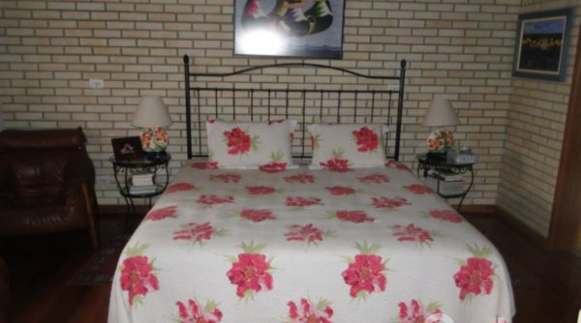 Casa à venda com 386m², 3 dormitórios, 1 suíte, 3 vagas, no bairro Tristeza em Porto Alegre