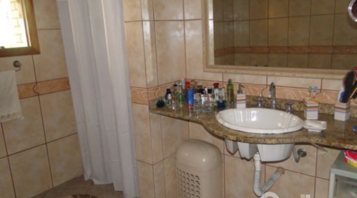 Casa à venda com 386m², 3 dormitórios, 1 suíte, 3 vagas, no bairro Tristeza em Porto Alegre