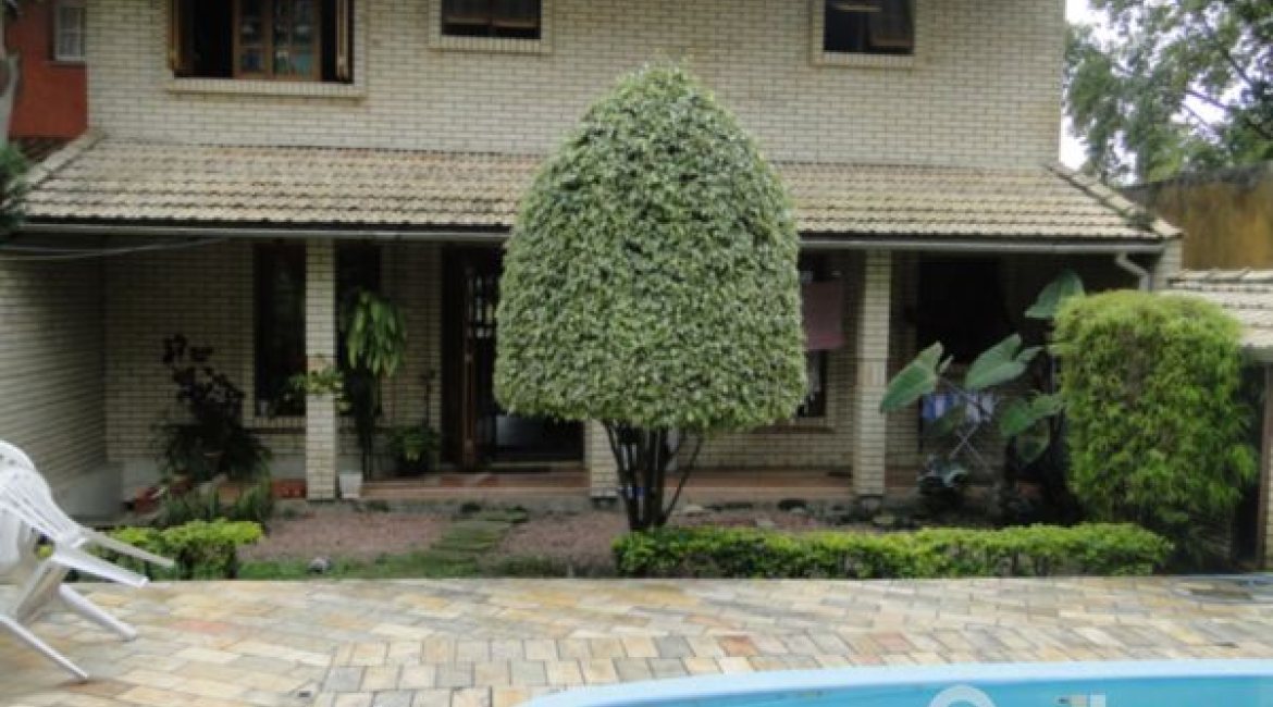 Casa à venda com 386m², 3 dormitórios, 1 suíte, 3 vagas, no bairro Tristeza em Porto Alegre