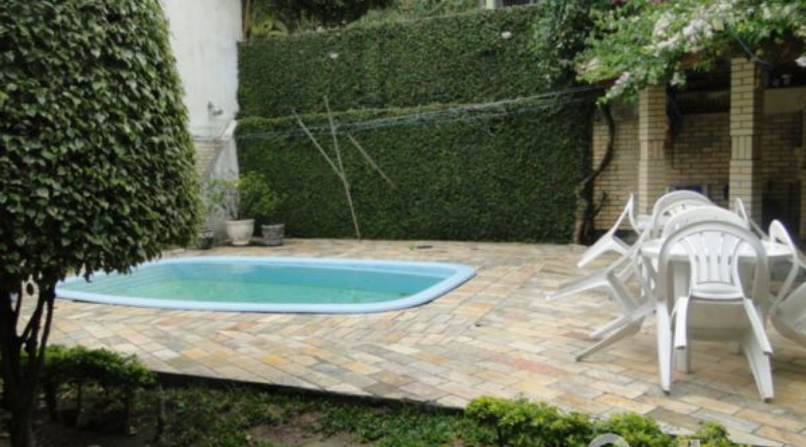 Casa à venda com 386m², 3 dormitórios, 1 suíte, 3 vagas, no bairro Tristeza em Porto Alegre