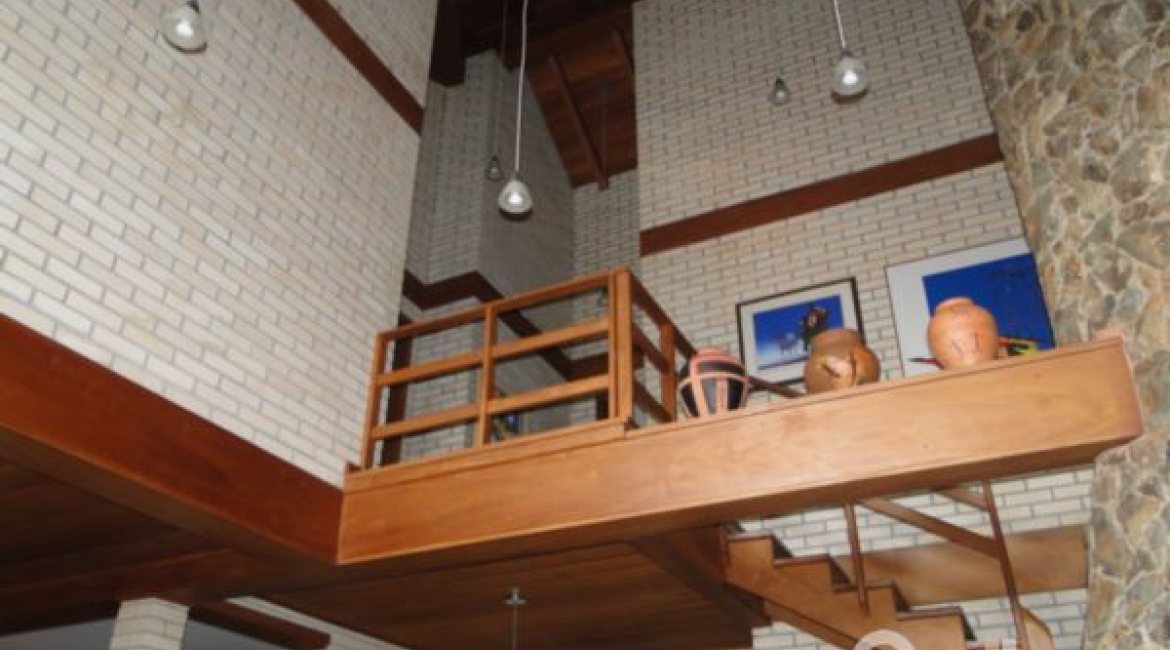 Casa à venda com 386m², 3 dormitórios, 1 suíte, 3 vagas, no bairro Tristeza em Porto Alegre