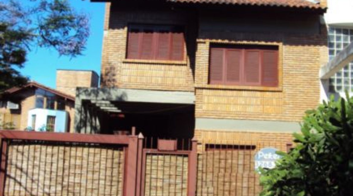 Casa à venda com 300m², 3 dormitórios, 1 suíte, 3 vagas, no bairro Vila Conceição em Porto Alegre