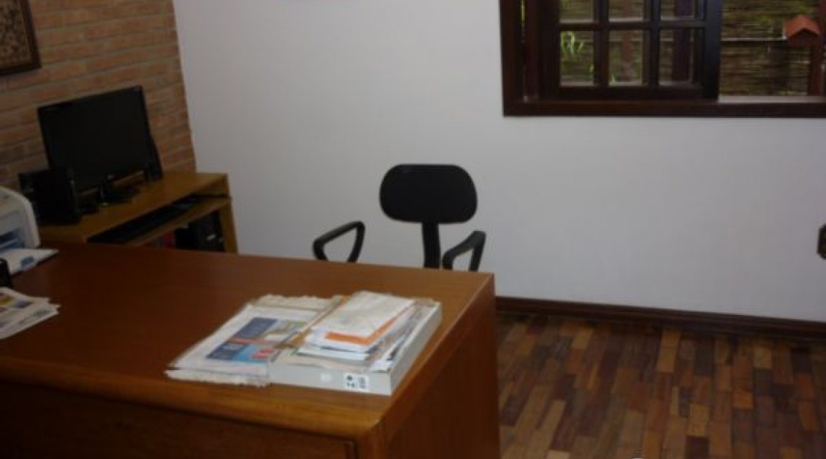 Casa à venda com 300m², 3 dormitórios, 1 suíte, 3 vagas, no bairro Vila Conceição em Porto Alegre