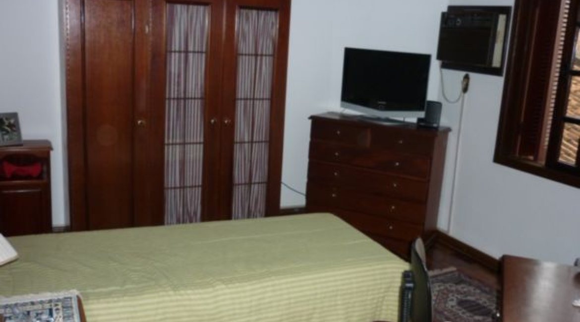 Casa à venda com 300m², 3 dormitórios, 1 suíte, 3 vagas, no bairro Vila Conceição em Porto Alegre