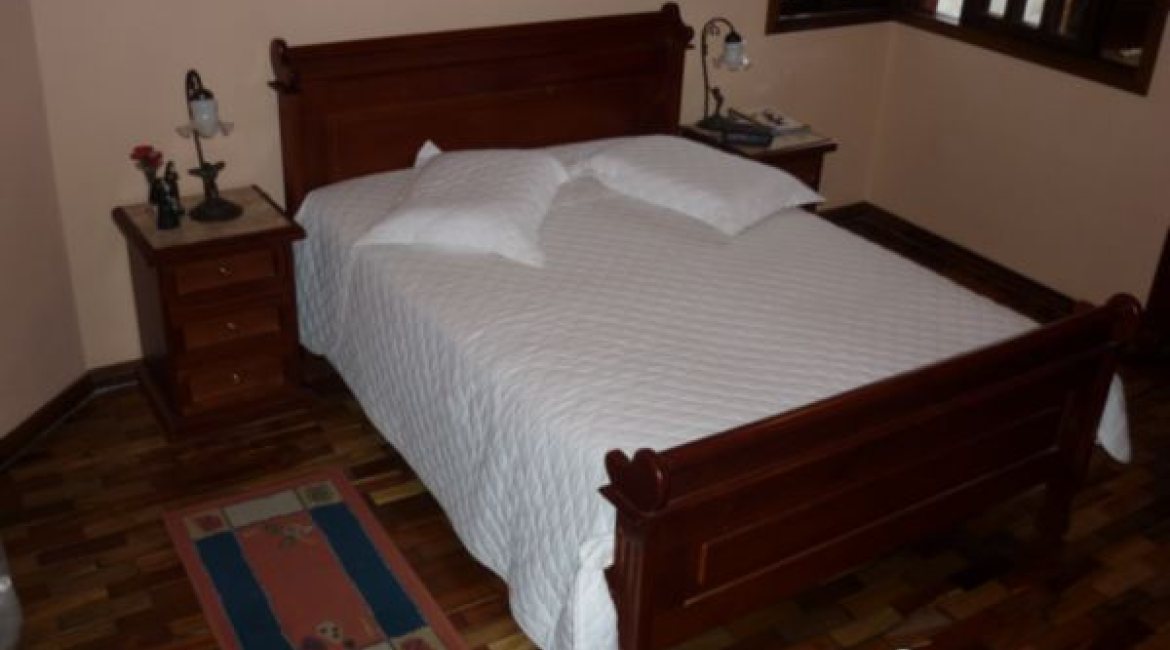 Casa à venda com 300m², 3 dormitórios, 1 suíte, 3 vagas, no bairro Vila Conceição em Porto Alegre