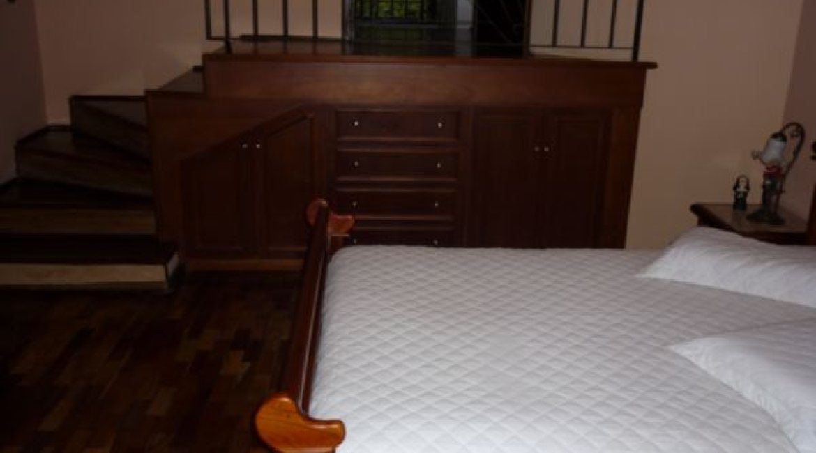 Casa à venda com 300m², 3 dormitórios, 1 suíte, 3 vagas, no bairro Vila Conceição em Porto Alegre