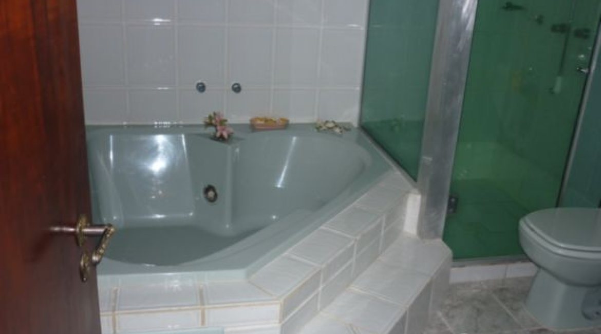 Casa à venda com 300m², 3 dormitórios, 1 suíte, 3 vagas, no bairro Vila Conceição em Porto Alegre