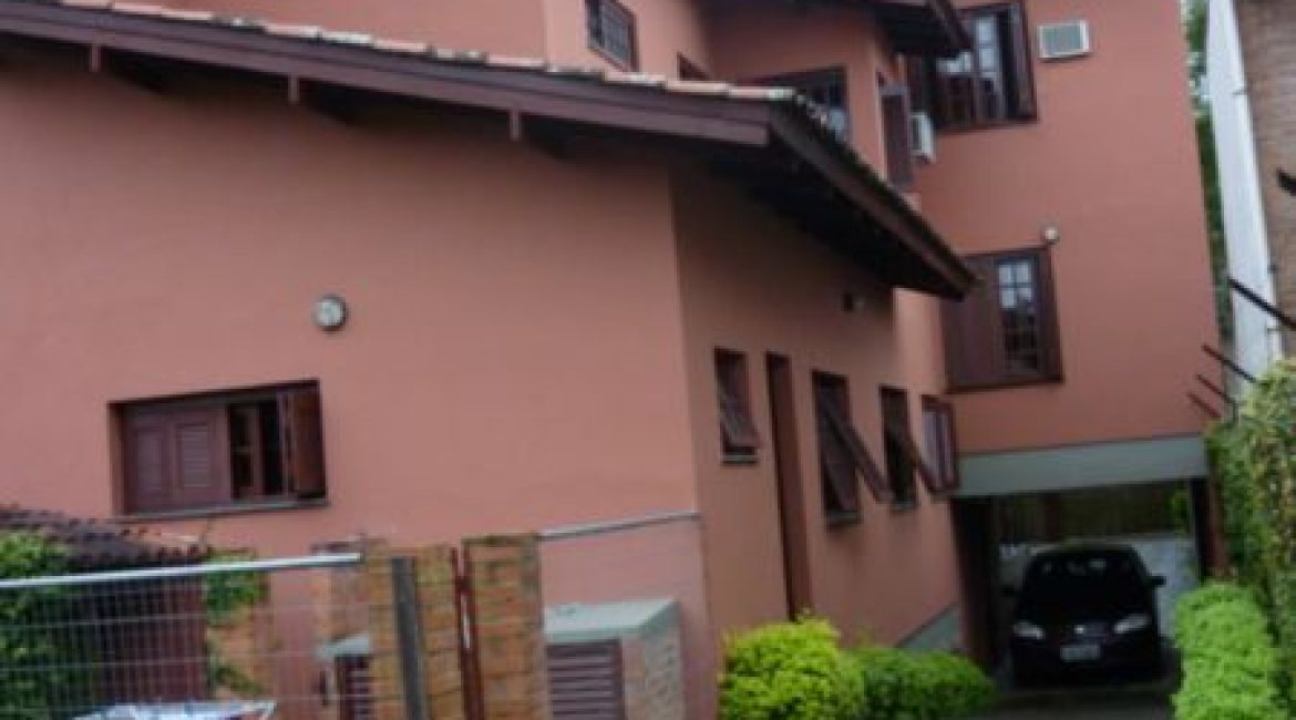 Casa à venda com 300m², 3 dormitórios, 1 suíte, 3 vagas, no bairro Vila Conceição em Porto Alegre