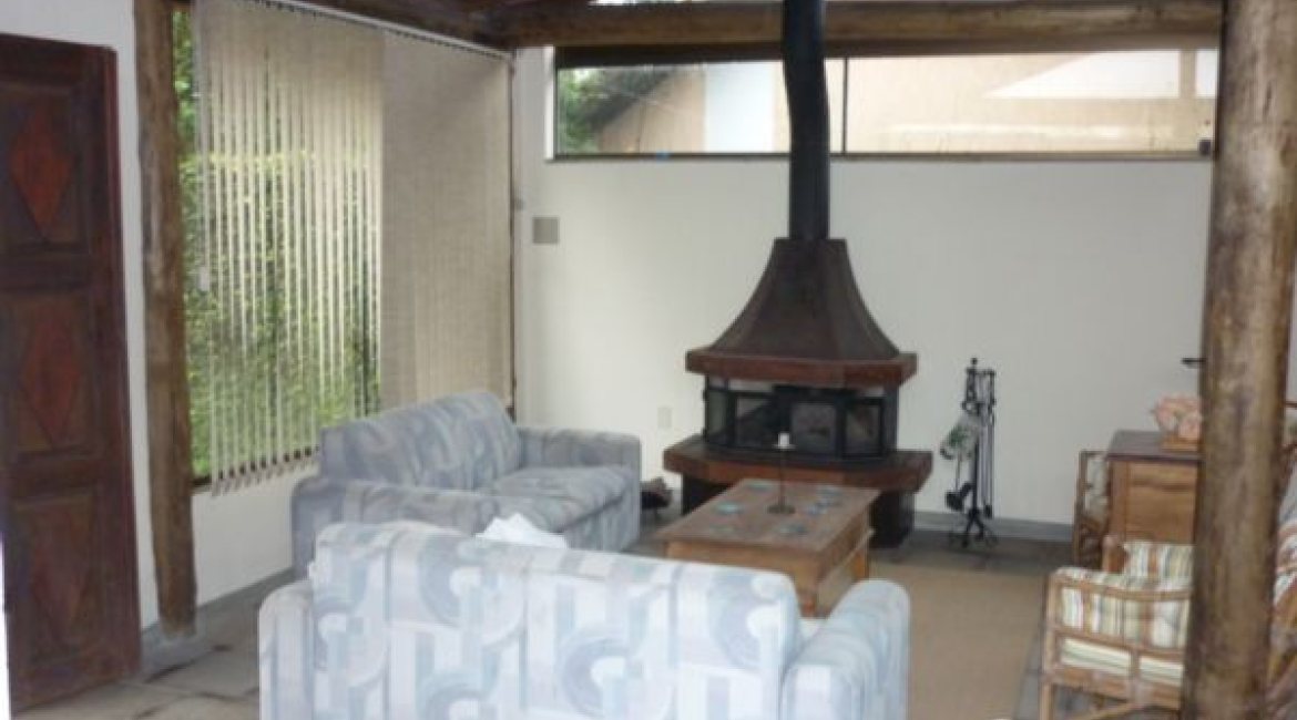 Casa à venda com 300m², 3 dormitórios, 1 suíte, 3 vagas, no bairro Vila Conceição em Porto Alegre