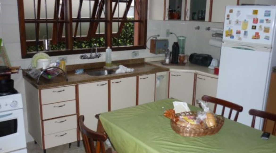 Casa à venda com 300m², 3 dormitórios, 1 suíte, 3 vagas, no bairro Vila Conceição em Porto Alegre