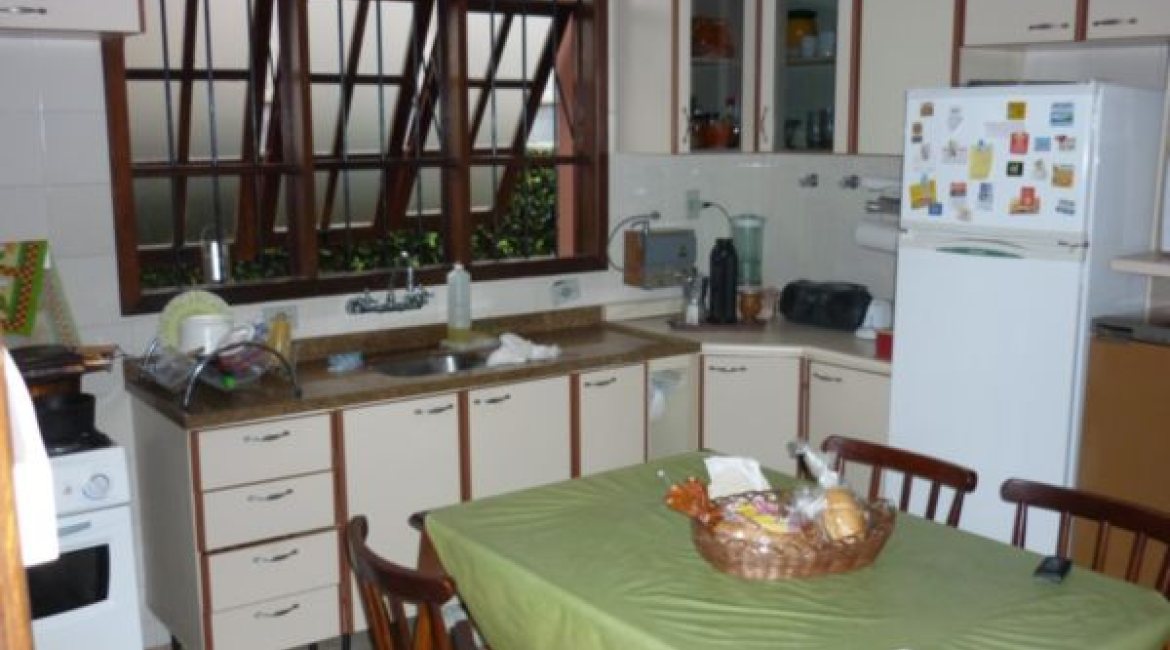 Casa à venda com 300m², 3 dormitórios, 1 suíte, 3 vagas, no bairro Vila Conceição em Porto Alegre