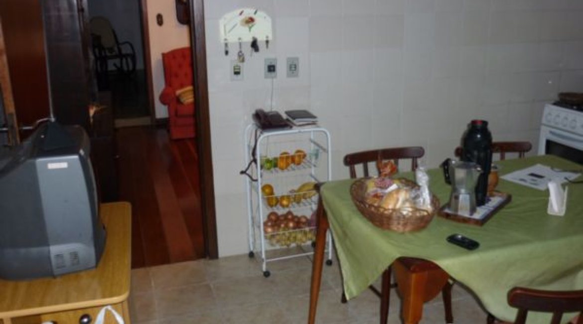 Casa à venda com 300m², 3 dormitórios, 1 suíte, 3 vagas, no bairro Vila Conceição em Porto Alegre