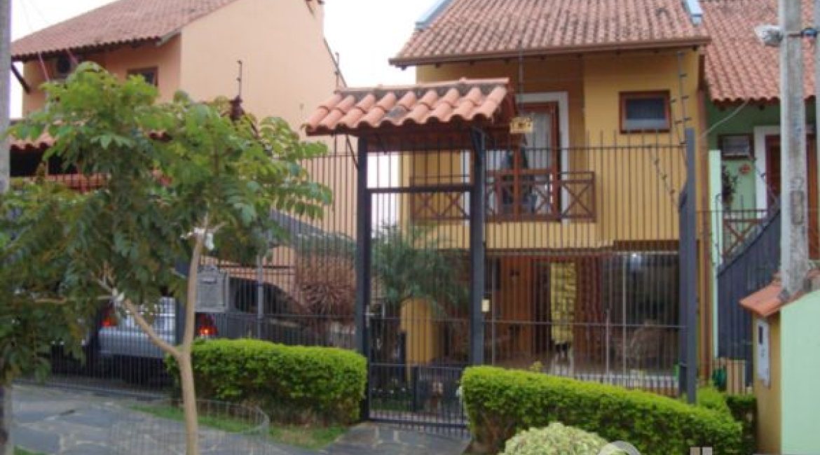 Casa à venda com 156m², 3 dormitórios, 1 suíte, 2 vagas, no bairro Espírito Santo em Porto Alegre