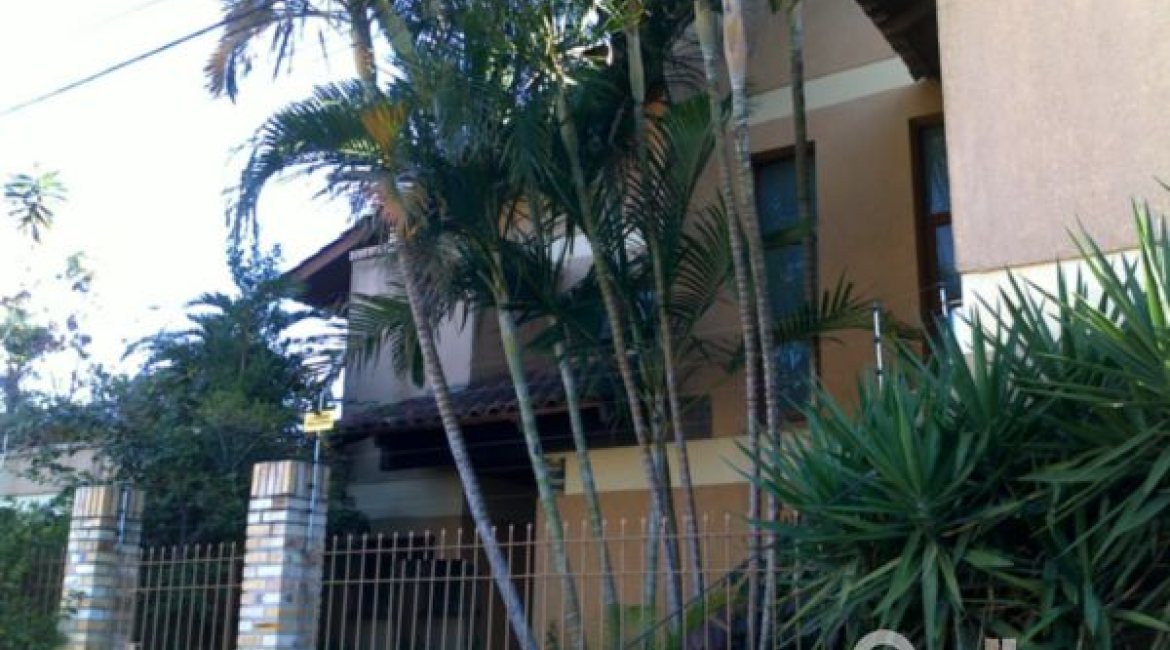 Casa à venda com 219m², 3 dormitórios, 1 suíte, 3 vagas, no bairro Tristeza em Porto Alegre