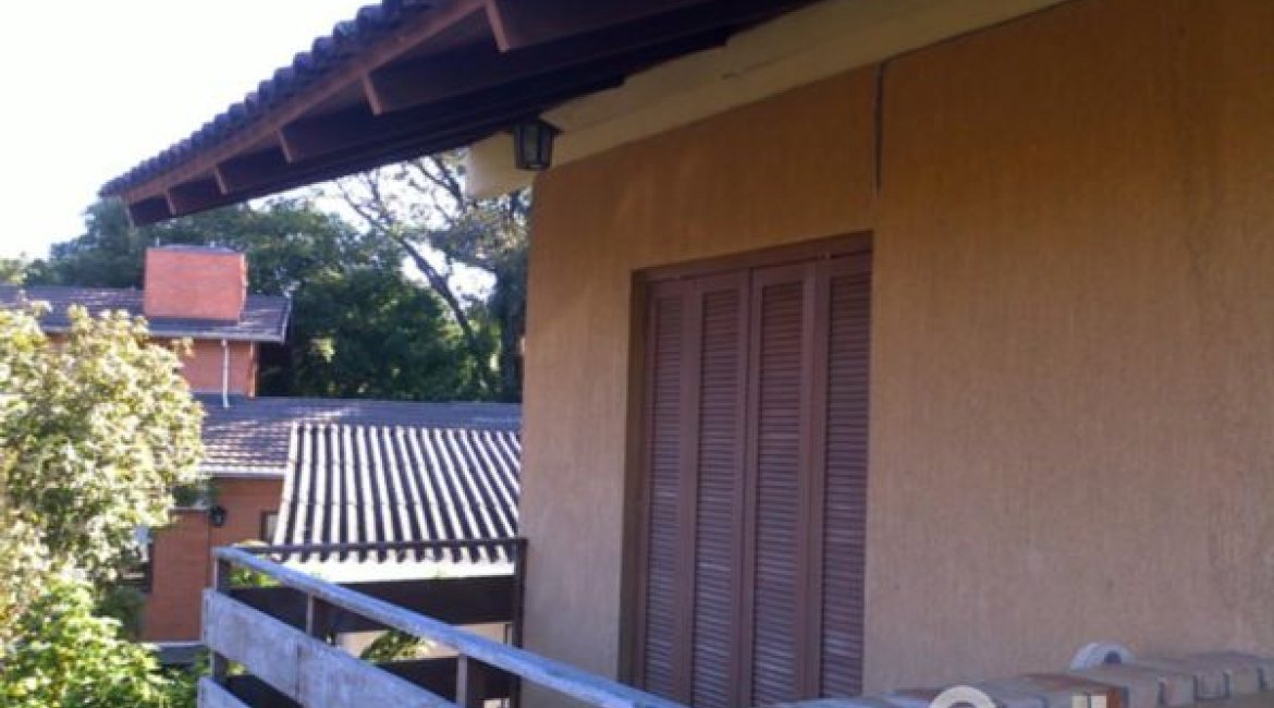 Casa à venda com 219m², 3 dormitórios, 1 suíte, 3 vagas, no bairro Tristeza em Porto Alegre