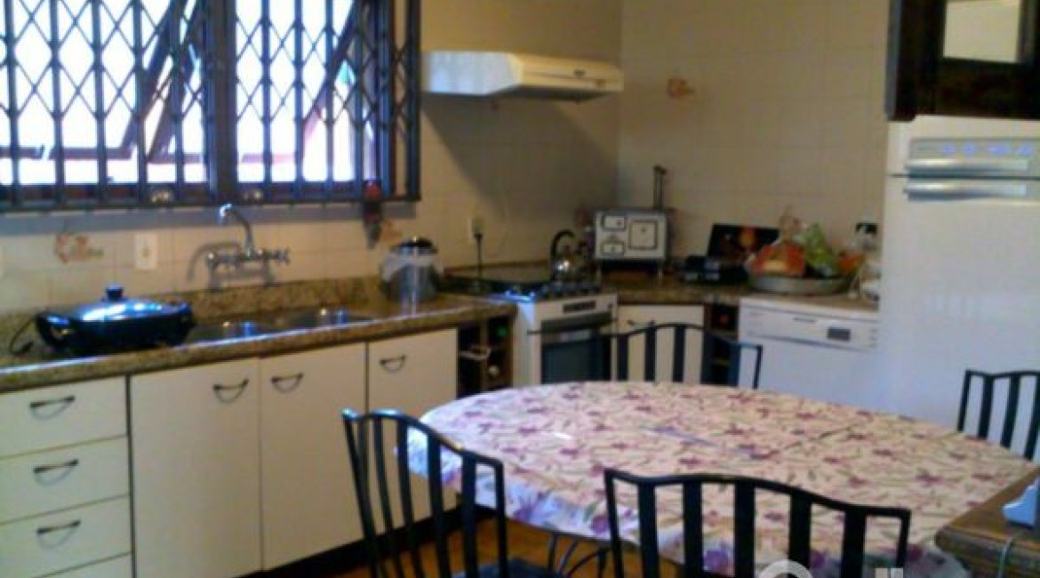 Casa à venda com 219m², 3 dormitórios, 1 suíte, 3 vagas, no bairro Tristeza em Porto Alegre