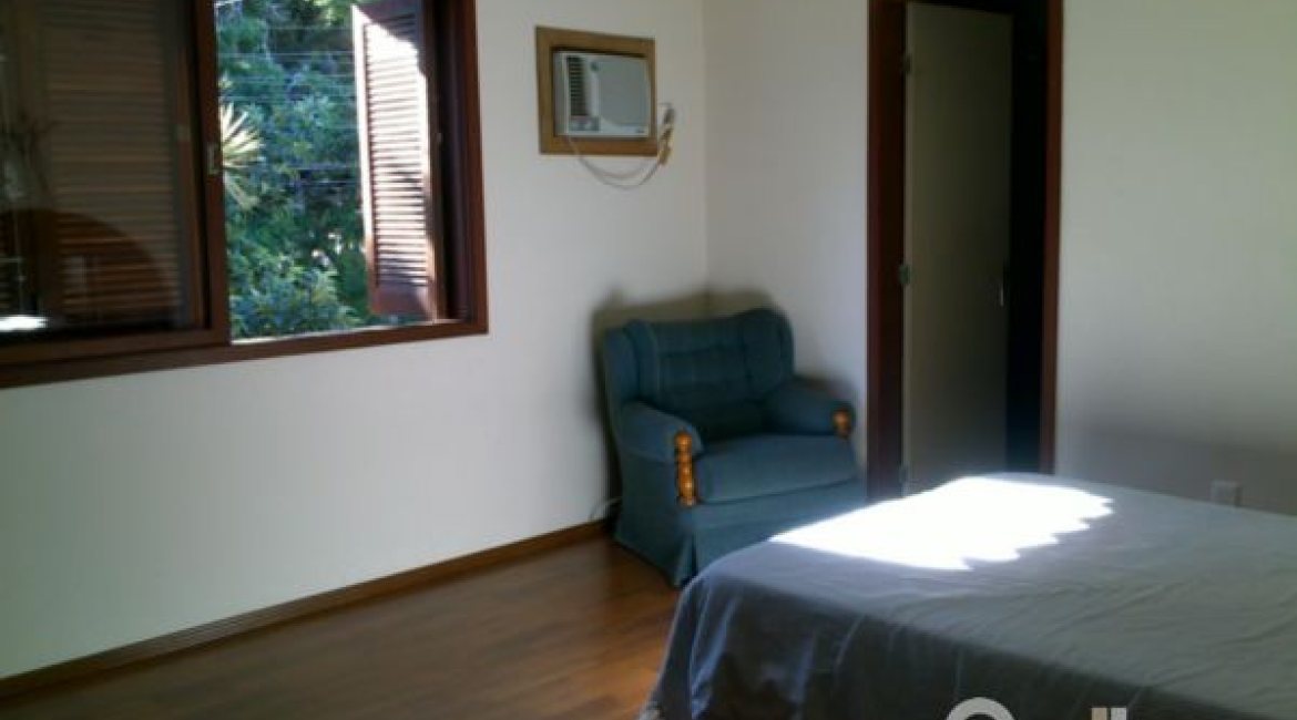 Casa à venda com 219m², 3 dormitórios, 1 suíte, 3 vagas, no bairro Tristeza em Porto Alegre