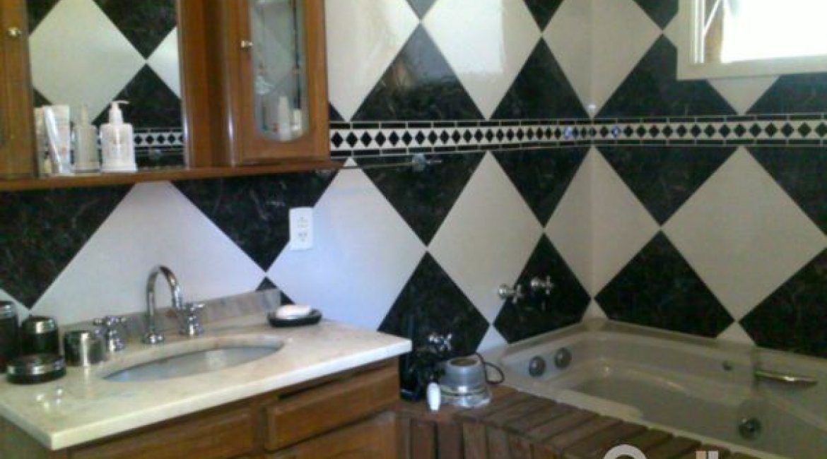 Casa à venda com 219m², 3 dormitórios, 1 suíte, 3 vagas, no bairro Tristeza em Porto Alegre