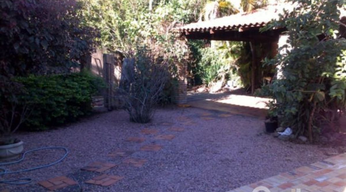 Casa à venda com 219m², 3 dormitórios, 1 suíte, 3 vagas, no bairro Tristeza em Porto Alegre