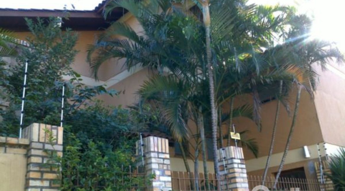 Casa à venda com 219m², 3 dormitórios, 1 suíte, 3 vagas, no bairro Tristeza em Porto Alegre