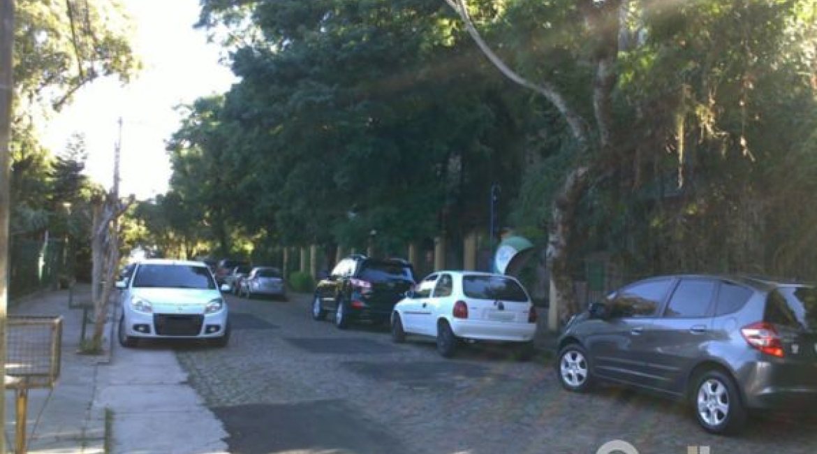 Casa à venda com 219m², 3 dormitórios, 1 suíte, 3 vagas, no bairro Tristeza em Porto Alegre