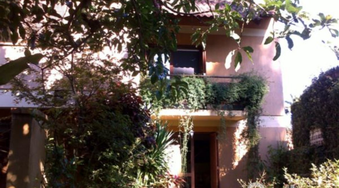 Casa à venda com 219m², 3 dormitórios, 1 suíte, 3 vagas, no bairro Tristeza em Porto Alegre