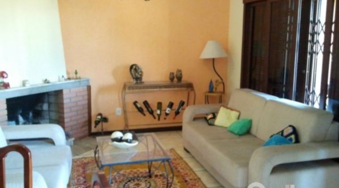 Casa à venda com 220m², 5 dormitórios, 1 suíte, 1 vaga, no bairro Vila Nova em Porto Alegre