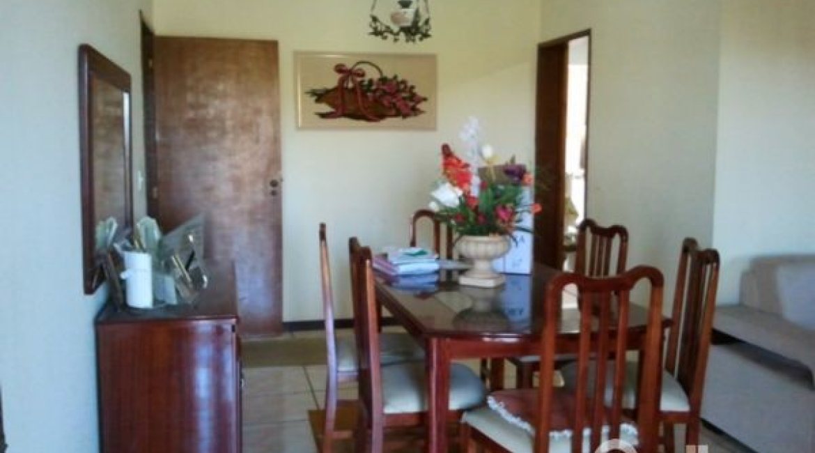 Casa à venda com 220m², 5 dormitórios, 1 suíte, 1 vaga, no bairro Vila Nova em Porto Alegre