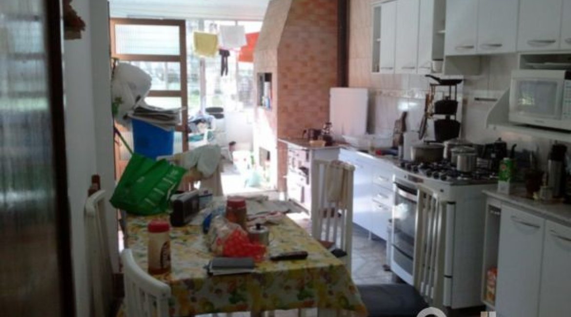 Casa à venda com 220m², 5 dormitórios, 1 suíte, 1 vaga, no bairro Vila Nova em Porto Alegre